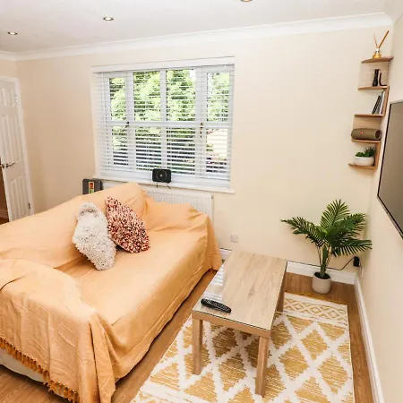 3 Rothbury Place Apartment *