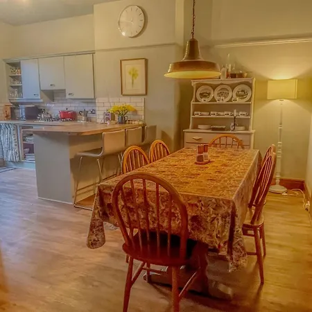 107a - 3 Double Bedrooms Apartment Lytham St Annes