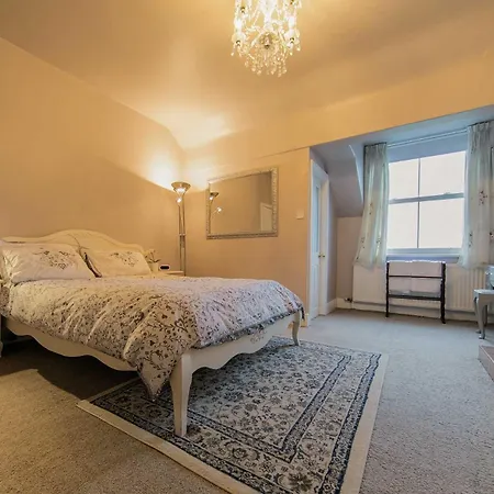 Apartment 107a - 3 Double Bedrooms *