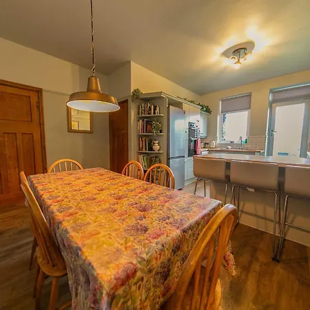 Apartment 107a - 3 Double Bedrooms *
