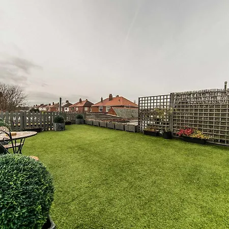 107a - 3 Double Bedrooms *