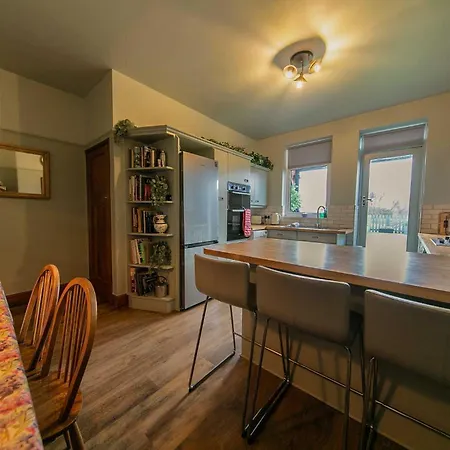 107a - 3 Double Bedrooms *