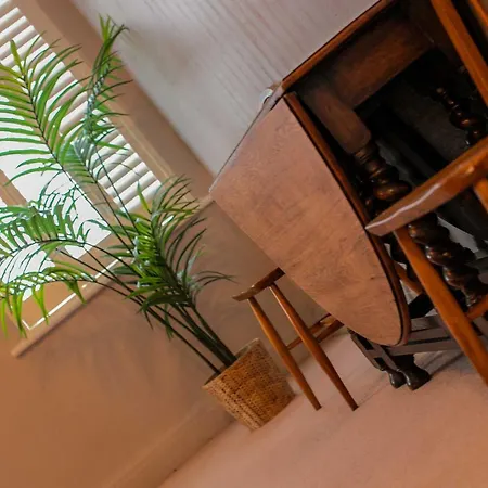 Apartment 107a - 3 Double Bedrooms *