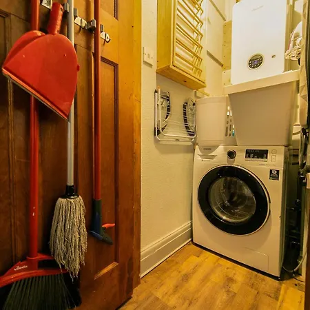 Apartment 107a - 3 Double Bedrooms *