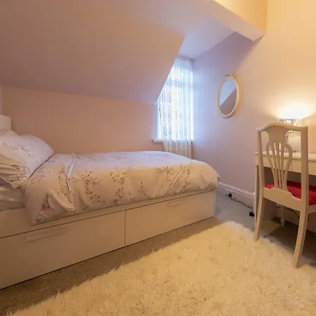 107a - 3 Double Bedrooms *
