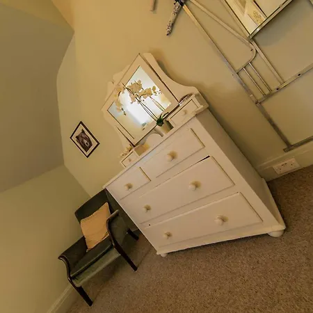 107a - 3 Double Bedrooms *