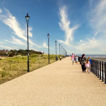 Apartment A Charming, Spacious 2 Bedroom In Lytham