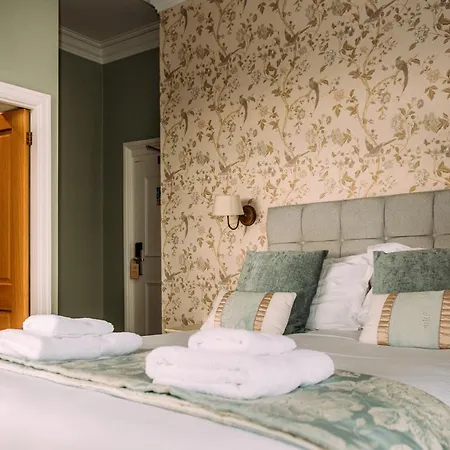 Inn The Queens 3*