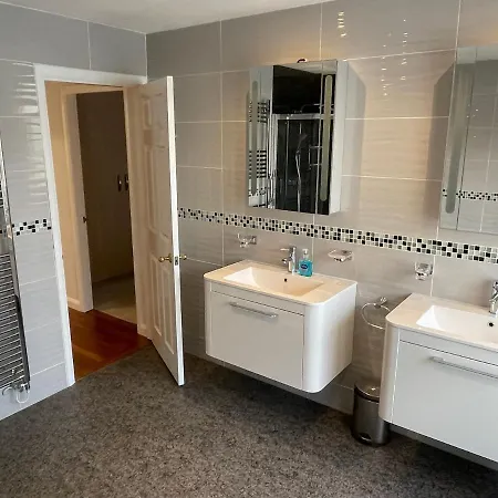 'sounion' - Fabulous, Spacious Modern House With Large Private Garden In Leafy Lytham Holiday home *