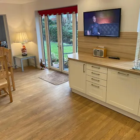 Holiday home 'sounion' - Fabulous, Spacious Modern House With Large Private Garden In Leafy Lytham *
