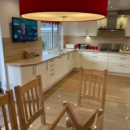 'sounion' - Fabulous, Spacious Modern House With Large Private Garden In Leafy Lytham *