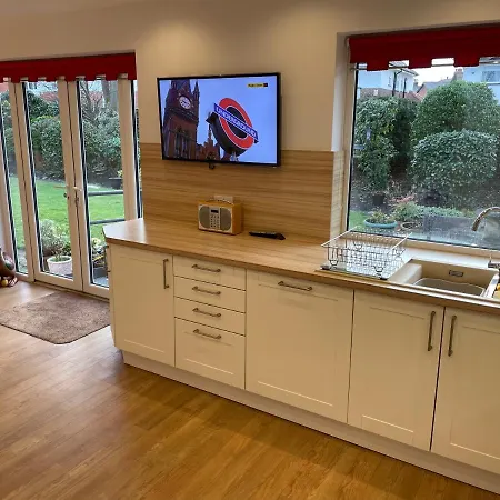 'sounion' - Fabulous, Spacious Modern House With Large Private Garden In Leafy Lytham Holiday home
