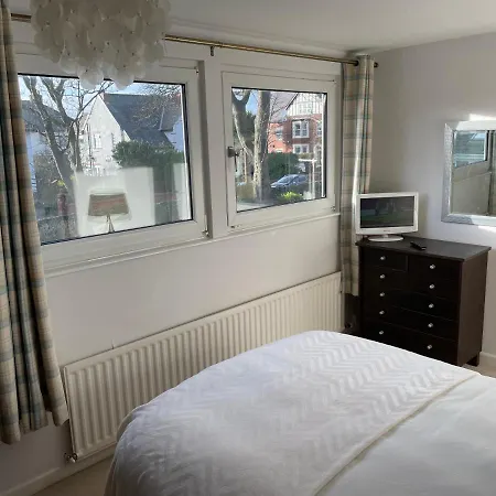 'sounion' - Fabulous, Spacious Modern House With Large Private Garden In Leafy Lytham Lytham St Annes