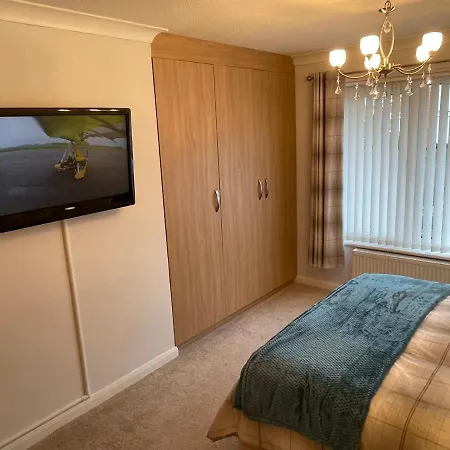 'sounion' - Fabulous, Spacious Modern House With Large Private Garden In Leafy Lytham *