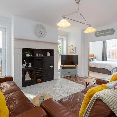Charles Alexander Short - Clifton Drive Retreat Apartment