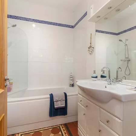 Charles Alexander Short - Clifton Drive Retreat Apartment *