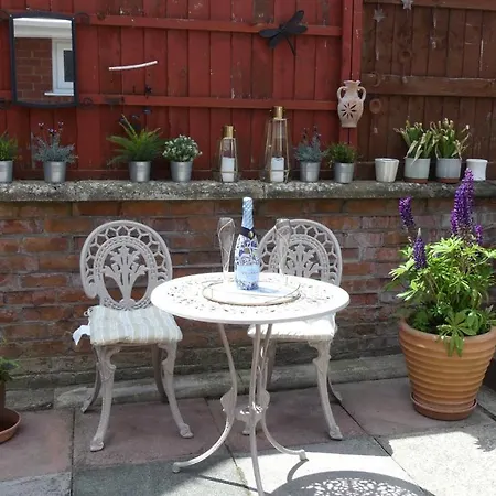 The Bungalow A Tranquil 3 Bedroom Close To Beach *