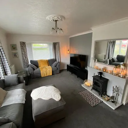 The Bungalow A Tranquil 3 Bedroom Close To Beach Holiday home Lytham St Annes