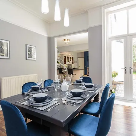 Stylish Lytham 5 Bedroom 3 Bathroom House With Hot Tub