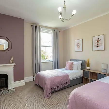 Stylish Lytham 5 Bedroom 3 Bathroom House With Hot Tub * Lytham St Annes