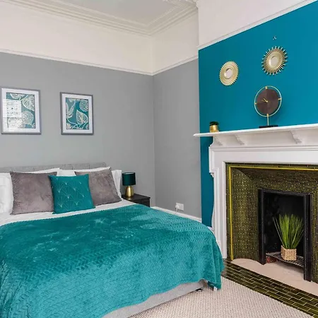 Stylish Lytham 5 Bedroom 3 Bathroom House With Hot Tub Holiday home *