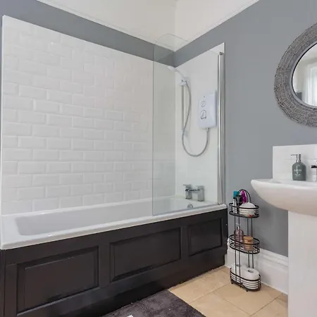 Holiday home Stylish Lytham 5 Bedroom 3 Bathroom House With Hot Tub Lytham St Annes