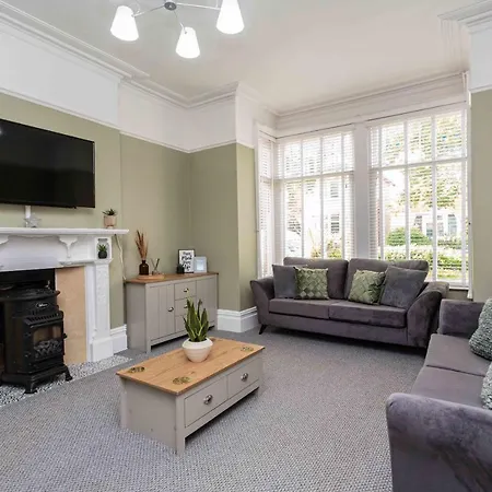 Stylish Lytham 5 Bedroom 3 Bathroom House With Hot Tub Holiday home *