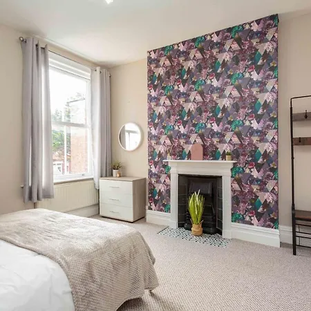 Stylish Lytham 5 Bedroom 3 Bathroom House With Hot Tub Holiday home *