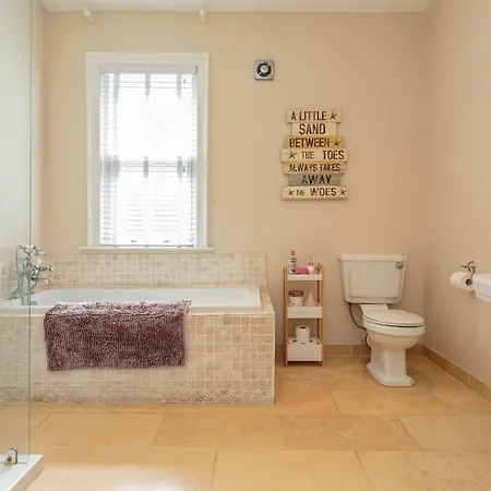 Stylish Lytham 5 Bedroom 3 Bathroom House With Hot Tub Holiday home Lytham St Annes