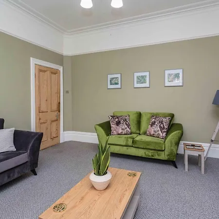 Holiday home Stylish Lytham 5 Bedroom 3 Bathroom House With Hot Tub *