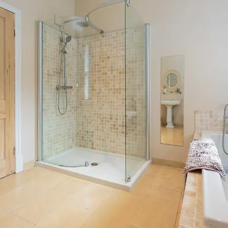 Stylish Lytham 5 Bedroom 3 Bathroom House With Hot Tub Holiday home Lytham St Annes