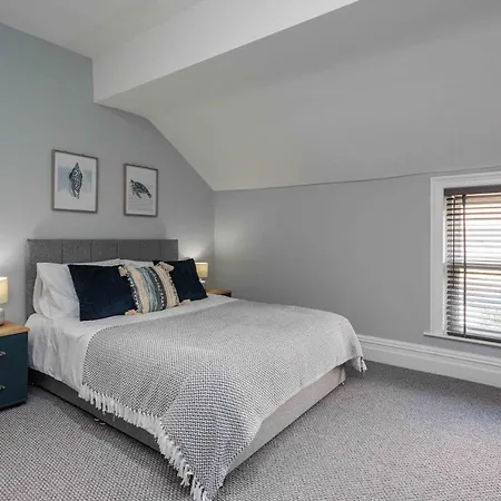 Stylish Lytham 5 Bedroom 3 Bathroom House With Hot Tub Holiday home Lytham St Annes