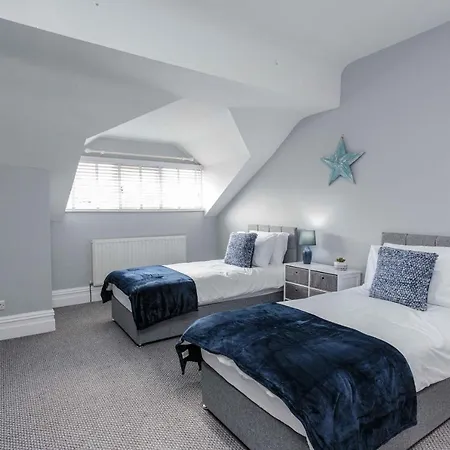 Stylish Lytham 5 Bedroom 3 Bathroom House With Hot Tub Holiday home *