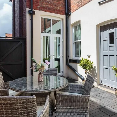Stylish Lytham 5 Bedroom 3 Bathroom House With Hot Tub Holiday home *