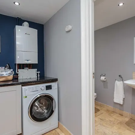 Stylish Lytham 5 Bedroom 3 Bathroom House With Hot Tub Holiday home *