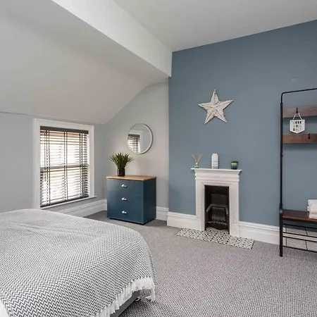Stylish Lytham 5 Bedroom 3 Bathroom House With Hot Tub Holiday home
