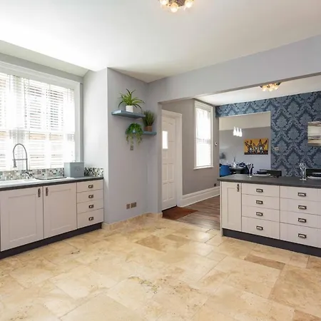 Stylish Lytham 5 Bedroom 3 Bathroom House With Hot Tub Holiday home *
