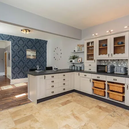 Stylish Lytham 5 Bedroom 3 Bathroom House With Hot Tub Holiday home Lytham St Annes