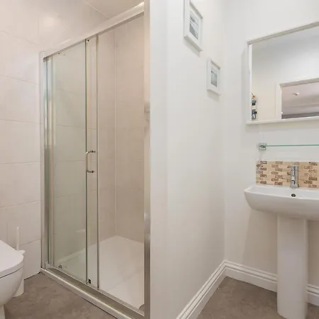 Ashton Mews With Free Parking Apartment