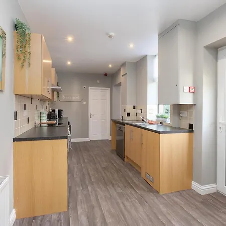 Ashton Mews With Free Parking *