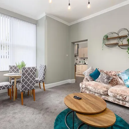 Ashton Mews With Free Parking Apartment