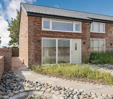 The At Ivy Farm By Charles Alexander Short Holiday home Lytham St Annes