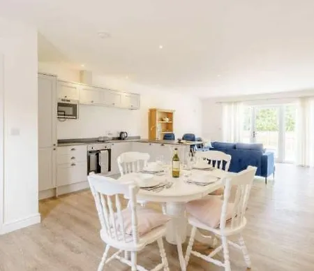 The At Ivy Farm By Charles Alexander Short Holiday home *