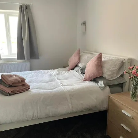 The At Ivy Farm By Charles Alexander Short Holiday home *