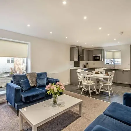 The At Ivy Farm By Charles Alexander Short Holiday home