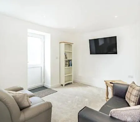 The At Ivy Farm By Charles Alexander Short Holiday home *
