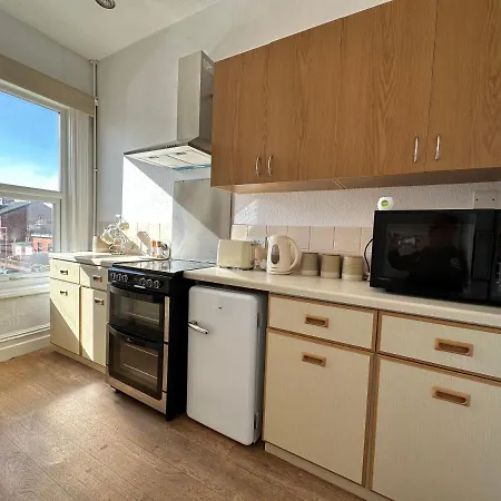 Apartment Spacious One Bedroom In Location *