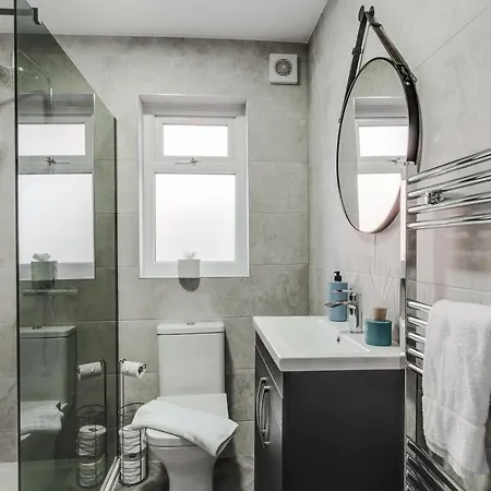 St David's - Stylish 2 Bed Apartment, Free Parking, Close To Apartment *