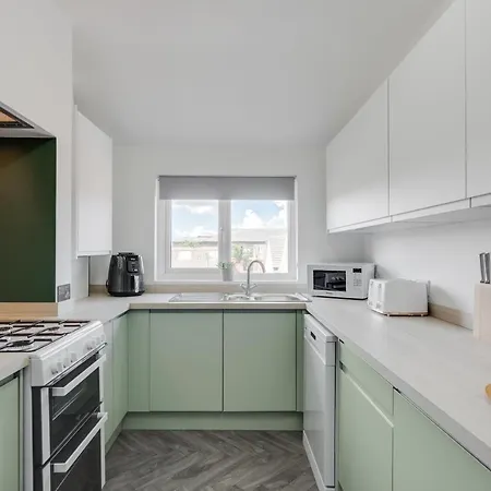 St David's - Stylish 2 Bed Apartment, Free Parking, Close To Apartment
