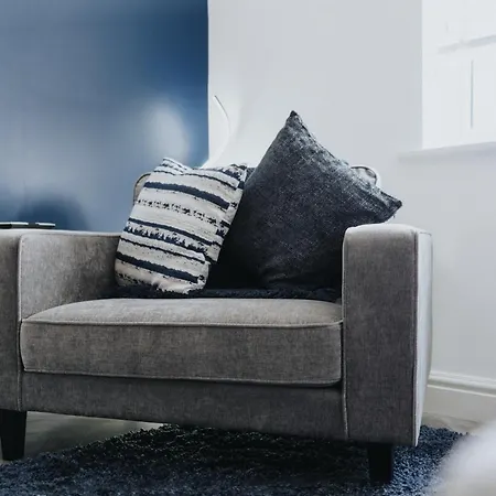 St David's - Stylish 2 Bed Apartment, Free Parking, Close To Apartment *